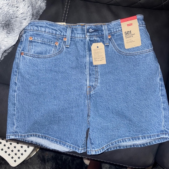 Levi's Women's 501 Mid Thigh Short - Picture 1 of 4
